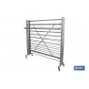 EXPOSITOR DE HULES Y MANTELES HORIZONTAL CON CORTADOR Y RUEDAS PARA 22 ROLLOS