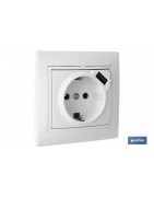 Base de enchufe bipolar | Modelo Pacific | Monobloc con obturador | Incluye una entrada de puerto USB